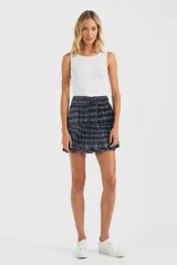 Minifalda evasé con estampado a cuadros en tonos azul, gris y beige.