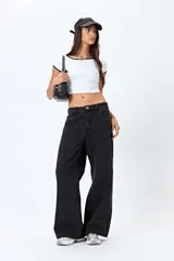 Jean negro de tiro bajo con fit ancho y silueta relajada.