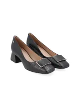 Zapato cerrado de cuero negro con textura croco, taco cuadrado forrado y hebilla metálica plateada.