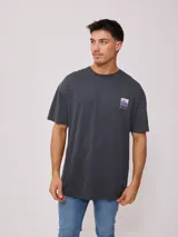 Remera color crudo de algodón con estampa en la espalda con motivos playeros y la frase "Surf Island Rusty Go".