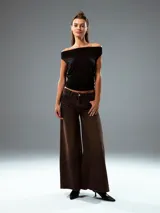 Top negro con escote off-shoulder y corte ajustado.