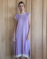 Vestido largo gris con ribete negro y estampado de estrella blanca en la espalda.