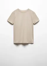 Remera color beige de algodón, con cuello redondo y mangas cortas.