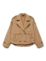 Trench corto color beige con cierre cruzado y bolsillos frontales.
