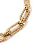 Pulsera dorada de acero enchapado en oro con eslabones rectangulares.