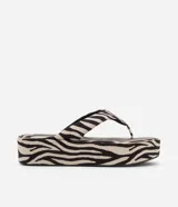 Sandalia ojota flatform con plataforma mediana y estampado animal print de zebra.