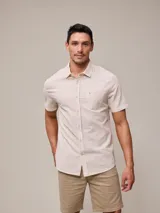 Camisa de manga corta con rayas verticales azules y blancas, confeccionada en algodón.