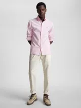 Camisa de algodón Oxford con motivo de cuadros Vichy rosas y blancos, corte regular, cuello con botones, puños con botones y logo de Tommy Hilfiger bordado en el pecho.