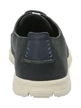 Zapato náutico casual de cuero azul marino con cordones y suela de goma color crema. El cuero proviene de una curtiduría sostenible con certificación ecológica de «ORO».