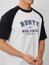Remera azul marino con mangas raglán color crema y estampado frontal con el logo de Rusty en blanco.