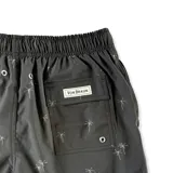 Short de baño negro con estampado de palmeras en color beige, cintura elástica con cordón ajustable y logo de la marca en la pierna izquierda.