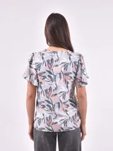 Blusa estampada con cuello en V y mangas cortas con volados.