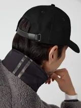 Gorro tipo gorra de béisbol color blanco, con visera curva y logo bordado en la parte frontal.