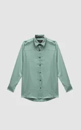 Camisa de manga larga color verde menta, con calce relajado (relaxed fit), canesú en frente y espalda, y aberturas laterales. La tela tiene una textura gamuzada.