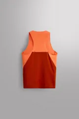 Camiseta deportiva sin mangas color beige, confeccionada en tejido técnico ligero y elástico con estructura perforada. Tiene cuello redondo amplio, sisas con acabados termofijados, bajo con aberturas laterales y logo estampado.