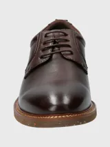 Zapato acordonado de cuero color marrón claro, con suela de goma y detalle de tirador en el talón.