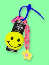 Llavero con dije de carita sonriente rosa, flor rosa, cadena amarilla y cinta azul con nombres de ciudades.