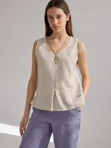 Musculosa color crudo de lino, con escote en V y breteles con ribete gris.