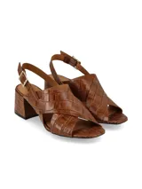 Sandalias de cuero color marrón con estampado de cocodrilo, taco cuadrado y tira trasera con hebilla dorada.