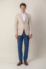 Pantalón de vestir de lino color beige, corte slim fit, con bolsillos laterales y traseros.