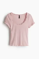 Top rosa de punto acanalado con escote redondo y mangas cortas. Tiene ribete de encaje en escote y mangas, y corte ajustado.