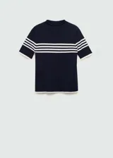 Jersey de punto fino color blanco con rayas horizontales negras, cuello redondo y mangas cortas.