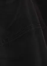 Minifalda negra evasé con cintura elástica.