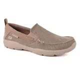Zapato casual Skechers Relaxed Fit Harper Rantigo color camel, estilo mocasín sin cordones, capellada de lona texturizada y cuero, plantilla acolchada Skechers Air-Cooled Memory Foam y suela de tracción flexible.