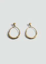 Aros colgantes dorados con forma de aro irregular.
