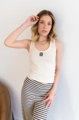 Musculosa de morley viscosa color negro, con cuello redondo y logo bordado en el pecho.