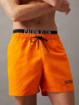 Short de baño naranja de poliéster reciclado, con cintura elástica negra con logo de Calvin Klein y cordón ajustable.