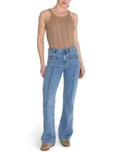 Pantalón de jean azul de tiro alto, corte bootcut y bolsillos delanteros con costuras decorativas.