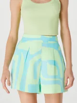 Short de tiro alto color verde con estampado geométrico en celeste.