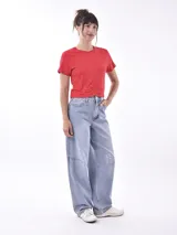 Remera roja de corte crop con frunce central.