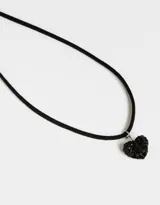 Gargantilla choker negra con dije de corazón con incrustaciones de strass.