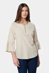 Blusa color beige de lino con botones metálicos personalizados y mangas 3/4 con volados.
