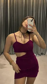 Minivestido fucsia de lurex con breteles finos y corte asimétrico en la cintura.