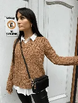 Sweater color marrón claro de tejido de punto con diseño de ochos y escote en V.