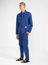 Campera azul estilo sobrecamisa confeccionada en lino premium de mayor gramaje.