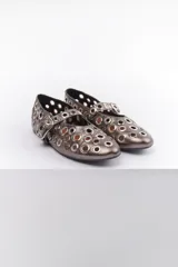 Ballerinas plateadas con múltiples ojalillos y tira con hebilla.