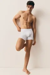 Pack de tres calzoncillos tipo trunk blancos de punto elástico con costuras planas, cintura elástica, piernas cortas y parte delantera forrada. Confeccionados con tecnología Lycra® Xtra Life™.