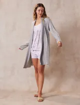 Bata gris con rayas horizontales blancas, de tejido suave con bolsillos laterales.
