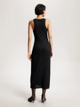 Vestido midi negro de corte slim, sin mangas y cuello redondo.