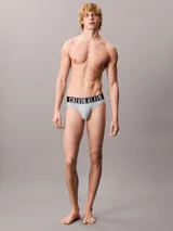 Pack de tres slips Calvin Klein de algodón, con cinturilla elástica con el logo de la marca. Incluye un slip gris, uno negro y uno celeste.