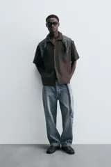 Pantalón de jean azul de corte amplio, con efecto encerado y lavado.