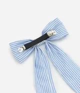 Pinza para el pelo con forma de lazo a rayas celestes y blancas. Accesorio para el pelo de tela con forma de lazo listrado.