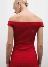 Vestido midi negro de tejido texturizado, con cuello barco y sin mangas.
