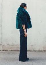 Pantalón de jean azul oscuro, corte wide leg, tiro medio y largo hasta el tobillo. Incluye cinturón con hebilla y cuatro bolsillos.