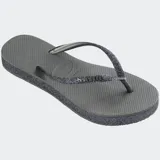Ojotas Havaianas Slim Flatform Sparkle color gris con glitter en las tiras y suela lateral.