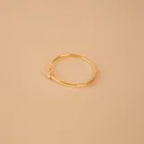 Anillo solitario de oro amarillo 18k con brillante engarzado en 4 puntas.